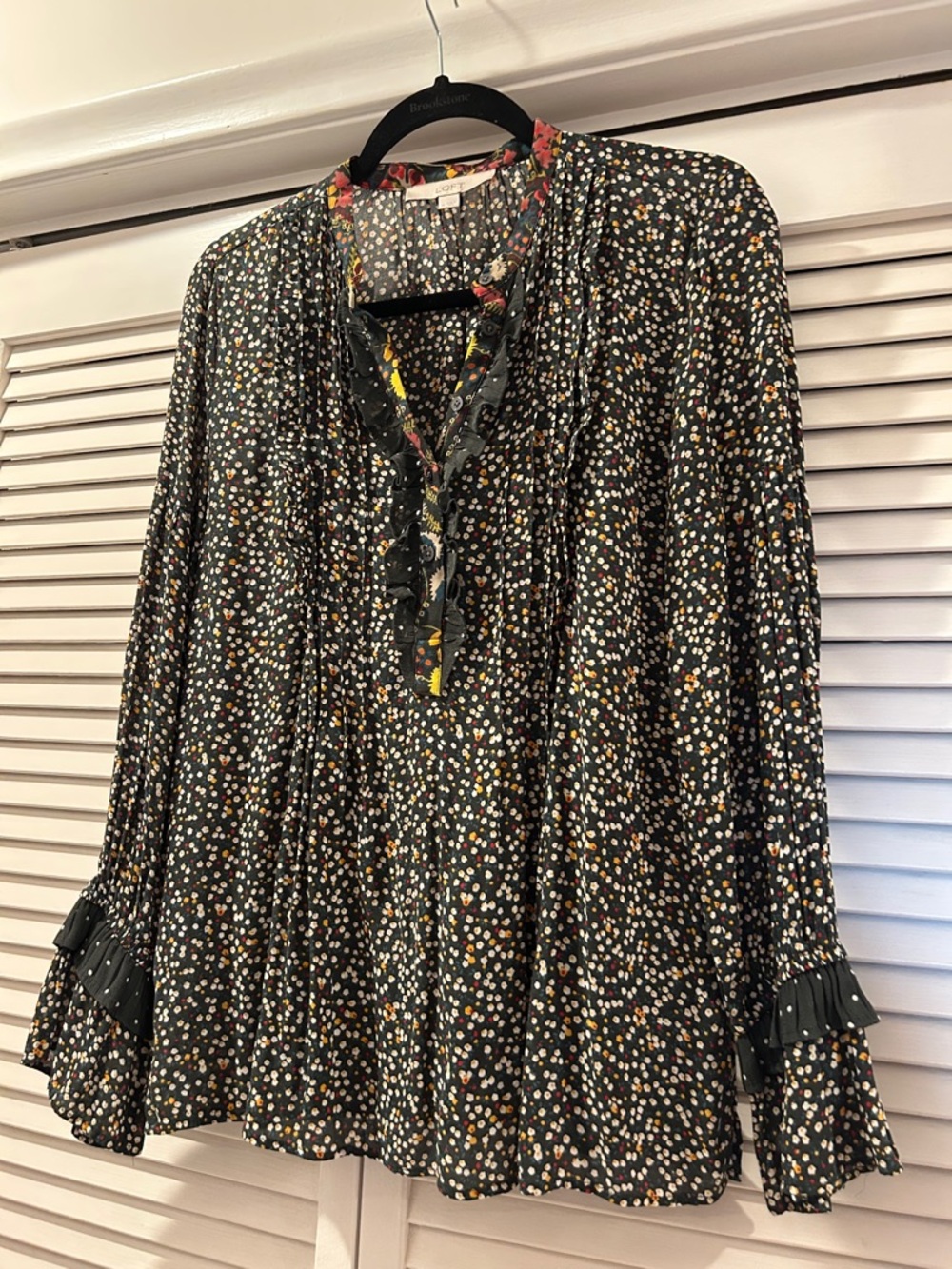 LOFT  Multi Floral Ruffle Peasant Blouse. M.